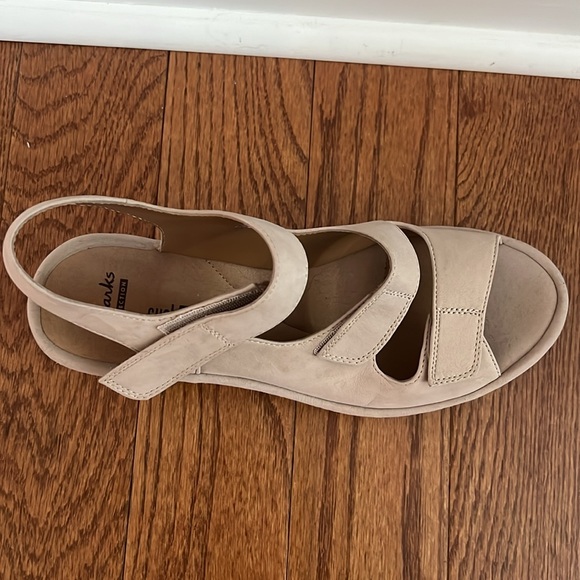Clarks Reedly Juno Hook Suede Loop Cushion Wedge Sandal in Sand size 8.5 - Picture 5 of 8